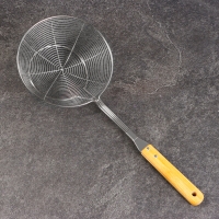 Дуршлаг-сито с деревянной ручкой 44см, диаметр18см, глубина 6,5см Дуршлаг-сито с деревянной ручкой 44см, диаметр18см, глубина 6,5см