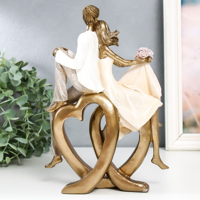 Сувенир полистоун Сувенир полистоун "Влюблённые на двойном сердце" песочный 7,5х17,5х25 см