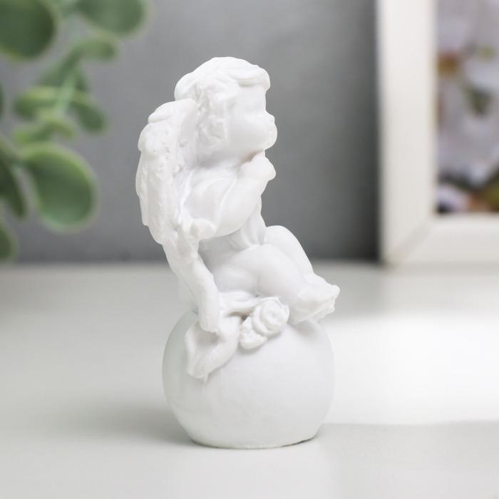 Сувенир полистоун "Белоснежный ангел на шарике" МИКС 6,2х4х2,5 см