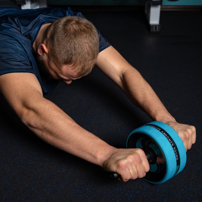 Ролик для пресса ONLYTOP, 38х17х17 см, с ковриком, цвет голубой