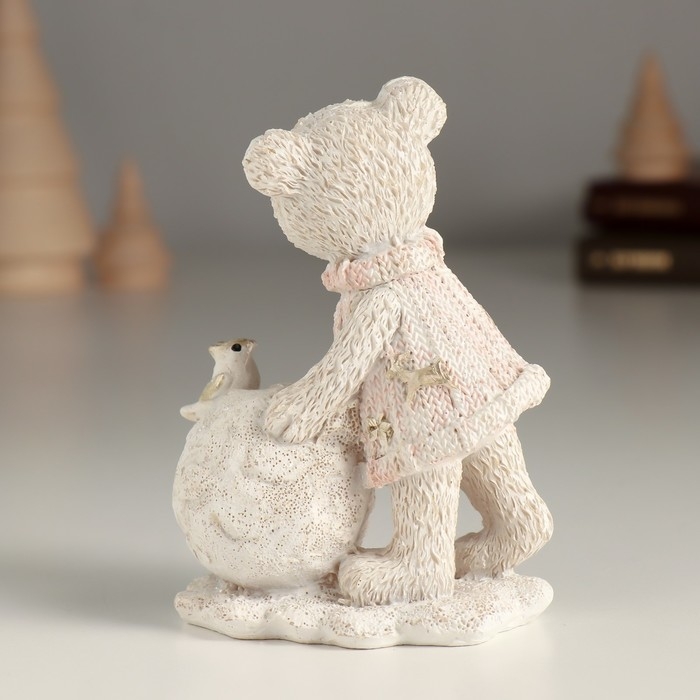 Сувенир полистоун Сувенир полистоун "Мишка с птицей на большом снежке" 7,5х5,5х10,5 см