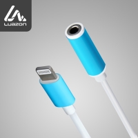 Переходник Luazon, с Lightning на Jack 3.5, музыка + гарнитура, от iOS 10.3, белый Переходник Luazon, с Lightning на Jack 3.5, музыка + гарнитура, от iOS 10.3, белый