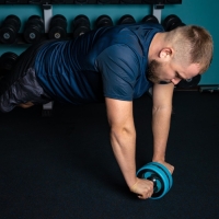 Ролик для пресса ONLYTOP, 38х17х17 см, с ковриком, цвет голубой