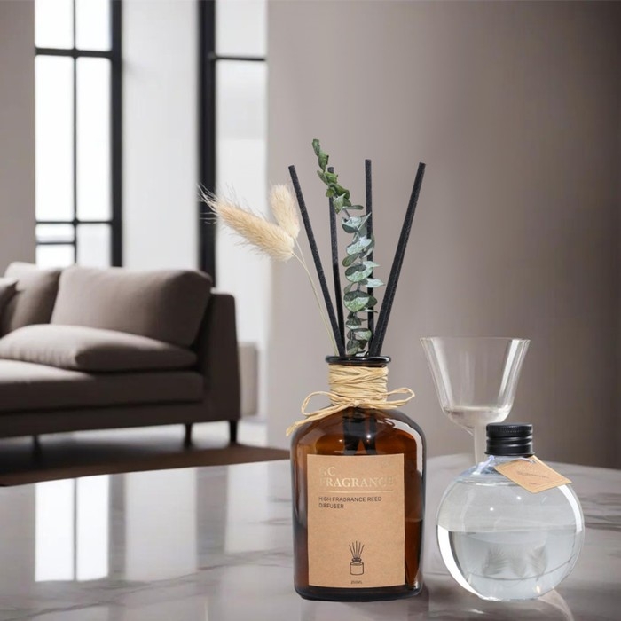 Набор для ароматизации помещений в тубусе: диффузор 230 мл, аромамасло, красное дерево