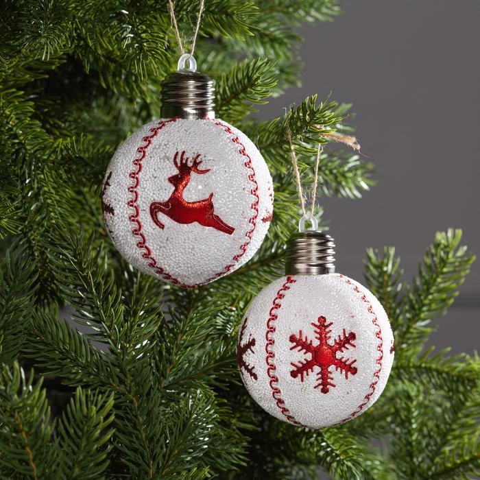 Набор ёлочных шаров &laquo;Красные снежинки и олень&raquo; 2 шт., батарейки, 1 LED, свечение тёплое белое