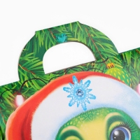 Новый год. Подарочная коробка новогодняя Змея-кокетка 26,1(30,1) х 22 х 10 см. Новый год. Подарочная коробка новогодняя Змея-кокетка 26,1(30,1) х 22 х 10 см.