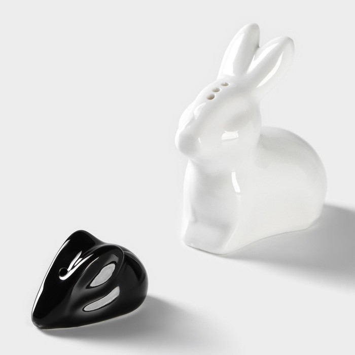 Набор фарфоровый для специй на бамбуковой подставке BellaTenero &laquo;Зайцы&raquo;, 3 предмета: солонка 50 мл, перечница 20 мл, подставка, цвет белый и чёрный