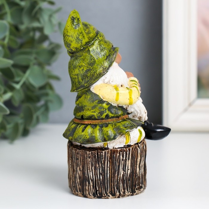 Сувенир полистоун "Гном в зелёном колпаке на пенёчке" 6,7х5,5х11,5 см