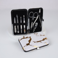 Набор маникюрный, 7 предметов, в футляре, рисунок серый/золотистый Набор маникюрный, 7 предметов, в футляре, рисунок серый/золотистый