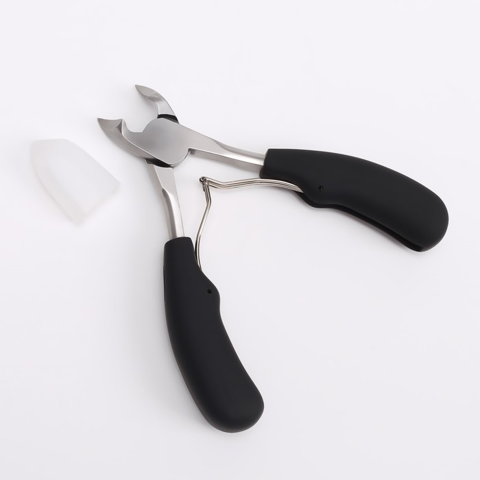 Кусачки педикюрные, с колпачком, с прорезиненными ручками, изогнутое лезвие, 12,5 см, длина лезвия - 15 мм, цвет чёрный/серебристый Кусачки педикюрные, с колпачком, с прорезиненными ручками, изогнутое лезвие, 12,5 см, длина лезвия - 15 мм, цвет чёрный/серебристый