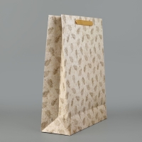 Пакет подарочный новогодний ламинированный &laquo;Шишки&raquo;, тиснение, L 31 х 40 х 11.5 см, Новый год