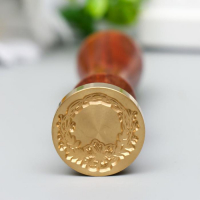 Печать для сургуча с деревянной ручкой "Венок с цветком" 9х2,5х2,5 см Печать для сургуча с деревянной ручкой "Венок с цветком" 9х2,5х2,5 см