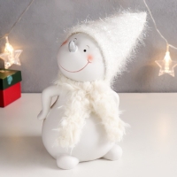 Сувенир полистоун "Деловой снеговичок в белом шарфике, колпаке из мишуры" 23х13х16 см