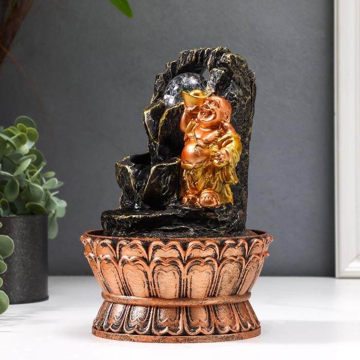 Фонтан настольный от сети, подсветка "Хотей со слитком у грота" 22,5х15х15 см
