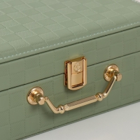 Шкатулка кожзам для украшений "Кейс. Шахматка" зелёная 17,5х24х9 см Шкатулка кожзам для украшений "Кейс. Шахматка" зелёная 17,5х24х9 см