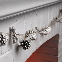 Гирлянда «Нить» 1.5 м роса с насадками «Шишки и ветки», IP20, серебристая нить, 30 LED, батарейки CR2032х2 (в комплекте), свечение тёплое белое Гирлянда «Нить» 1.5 м роса с насадками «Шишки и ветки», IP20, серебристая нить, 30 LED, батарейки CR2032х2 (в комплекте), свечение тёплое белое