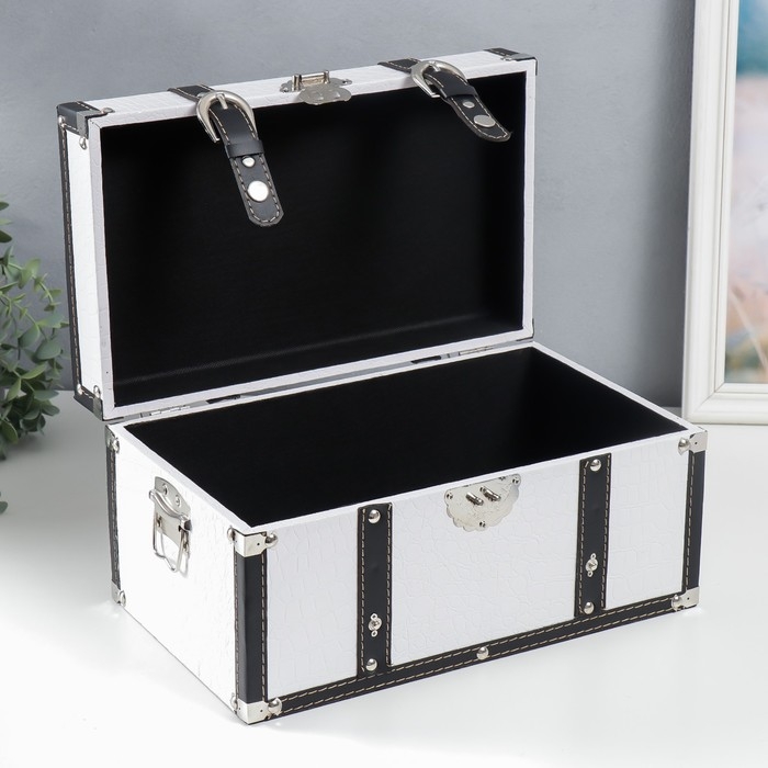 Шкатулка дерево кожзам "Сундук с ремнями" белый 19х21х35 см