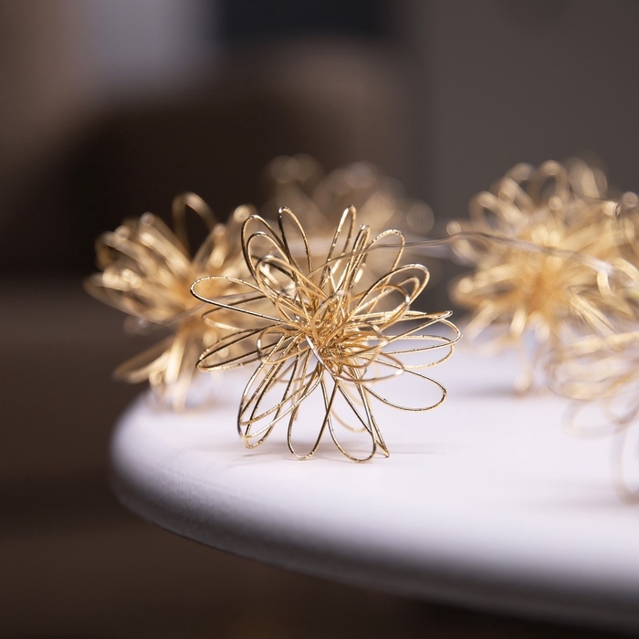 Гирлянда «Нить» роса 5 см, с насадками «Вспышка», IP20, серебристая нить, 10 LED, батарейки ААх2 (не в комплекте), свечение тёплое белое Гирлянда «Нить» роса 5 см, с насадками «Вспышка», IP20, серебристая нить, 10 LED, батарейки ААх2 (не в комплекте), свечение тёплое белое