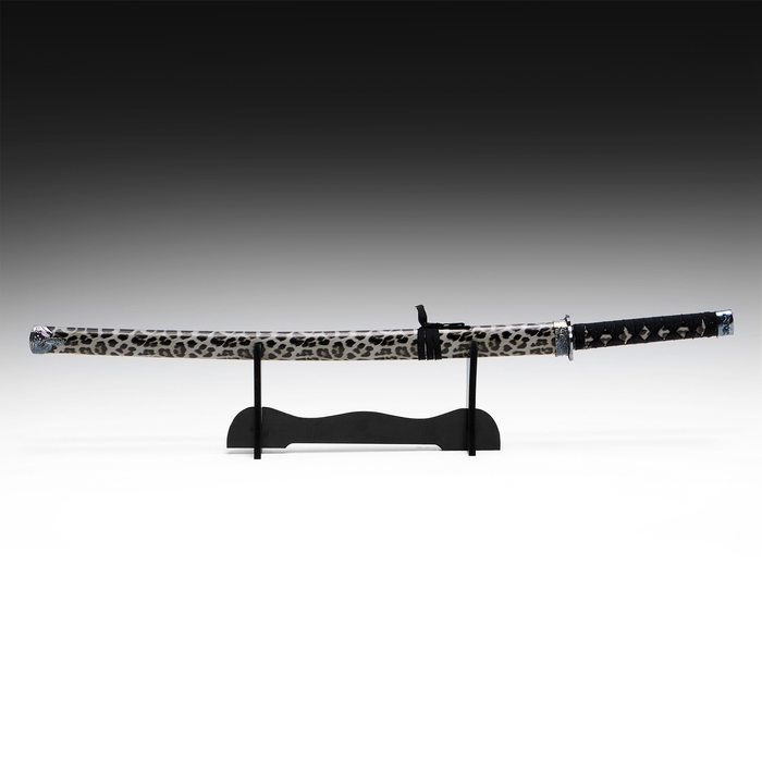 Сувенирное оружие «Катана на подставке», темно серые ножны под леопарда, 89см Сувенирное оружие «Катана на подставке», темно серые ножны под леопарда, 89см