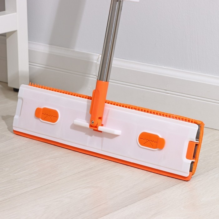 Швабра с отжимом, водосгоном и щёткой Raccoon, 2 насадки из микрофибры 50&times;11 см, стальная ручка 141 см