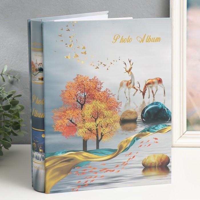 Фотоальбом на 200 фото 13х18 см "Олень/олени у дерева" в коробке 29,5х23х5,5 см