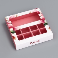 Коробка для 8 конфет + шоколад, с окном "Презент", 17,7 х 17,8 х 3,8 см. Кондитерская упаковка Коробка для 8 конфет + шоколад, с окном "Презент", 17,7 х 17,8 х 3,8 см. Кондитерская упаковка