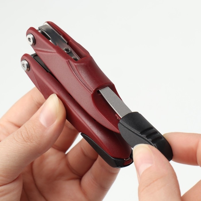 Кусачки педикюрные, 3 в 1, с лазерной пилочкой, изогнутое лезвие, складные, 8,7 см, длина лезвия - 18 мм, цвет бордовый Кусачки педикюрные, 3 в 1, с лазерной пилочкой, изогнутое лезвие, складные, 8,7 см, длина лезвия - 18 мм, цвет бордовый