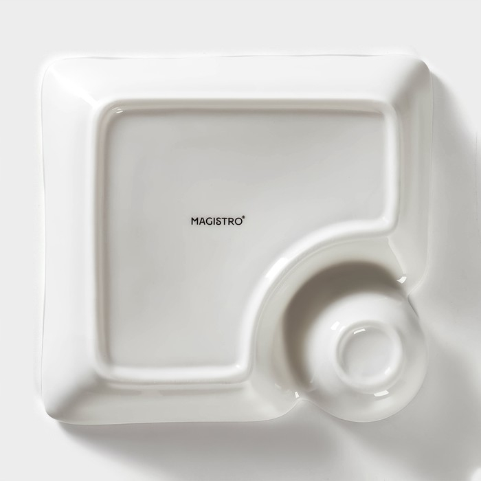 Блюдо фарфоровое с соусником Magistro &laquo;Бланш&raquo;, соусник 60 мл, 18,5&times;17,5&times;4 см, цвет белый
