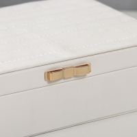 Шкатулка кожзам для украшений "Стёганная. Полоски. Бант" белая 17х24х7 см Шкатулка кожзам для украшений "Стёганная. Полоски. Бант" белая 17х24х7 см