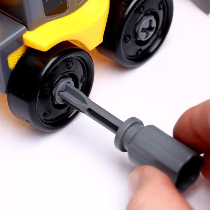 Конструктор винтовой &laquo;Трактор&raquo;, с отверткой, 22 детали, МИКС