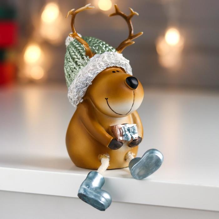 Сувенир полистоун Сувенир полистоун "Олешка с вязаной шапке с подарком" 10х7х6,5 см