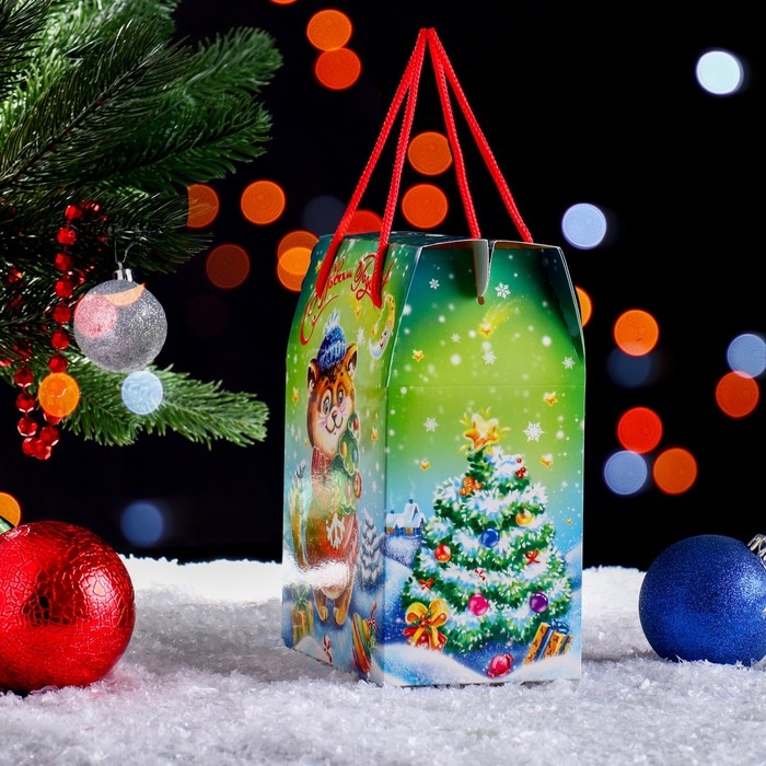 Новый год. Подарочная коробка "Котик в лесу" 15 х 10 х 20,5 см.