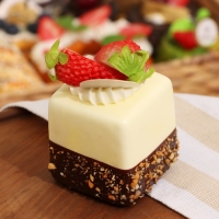 Муляж - магнит "Пирожное Магнифико" клубника, 5х5х9см Муляж - магнит "Пирожное Магнифико" клубника, 5х5х9см