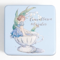 Шкатулка металл квадрат "Малышка в чашке, с ландышем" 5,8х17х17 см Шкатулка металл квадрат "Малышка в чашке, с ландышем" 5,8х17х17 см