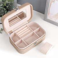 Шкатулка кожзам под часы 1 отделение и бижутерию "Бежевая" комбинированная 7х20х14 см Шкатулка кожзам под часы 1 отделение и бижутерию "Бежевая" комбинированная 7х20х14 см