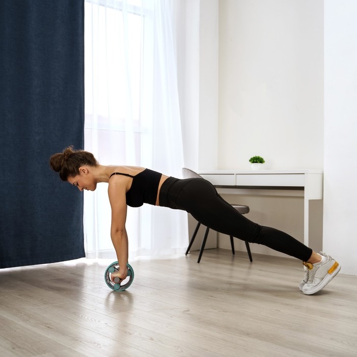 Набор для фитнеса ONLYTOP: ролик, упор для пресса, эспандер грудной, цвет бирюзовый Набор для фитнеса ONLYTOP: ролик, упор для пресса, эспандер грудной, цвет бирюзовый