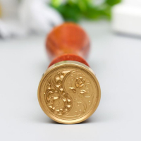 Печать для сургуча с деревянной ручкой "Инь-ян - розы" 9х3х3 см Печать для сургуча с деревянной ручкой "Инь-ян - розы" 9х3х3 см