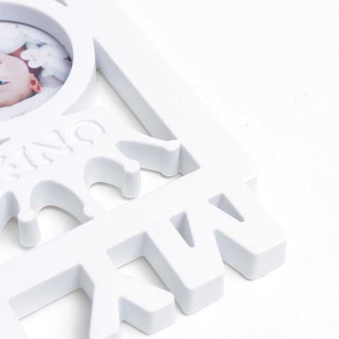 Фоторамка пластик на 13 фото 3,5х5,5, d=6,5 см Фоторамка пластик на 13 фото 3,5х5,5, d=6,5 см "Мой первый год" белая 18,5х39х2 см