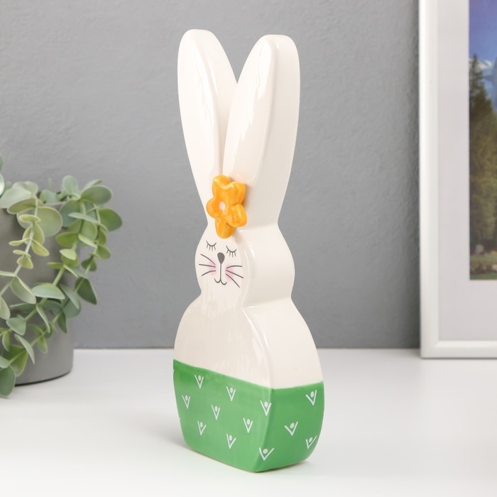 Сувенир керамика Сувенир керамика "Зайка спящий, с ромашкой на ухе" бело-зелёный 10,4х4,3х23,7 см