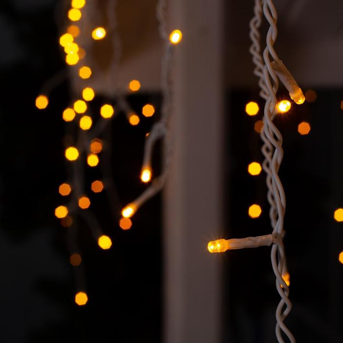 Гирлянда &laquo;Бахрома&raquo; 4 &times; 0.6 м, IP44, белая нить, 180 LED, свечение жёлтое, 8 режимов, 220 В