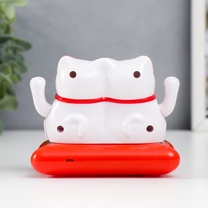 Маятник пластик от солнечной батареи "Два кота Манэки-нэко с веером" 6,5х8,5х5,5 см