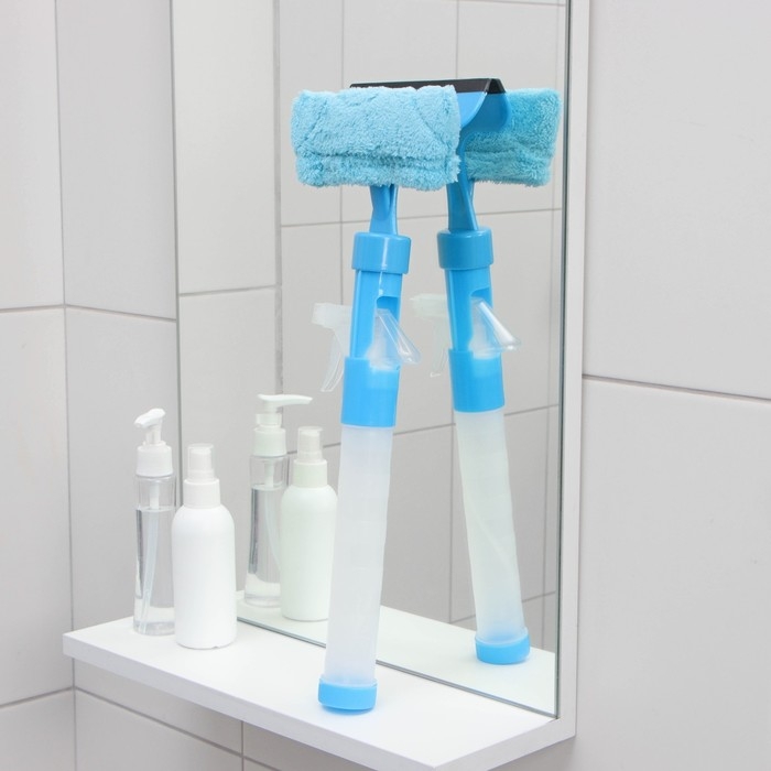 Щётка для окон с распылителем Доляна, длина 42 см, водосгон 14 см, насадка микрофибра 14&times;5 см, цвет голубой