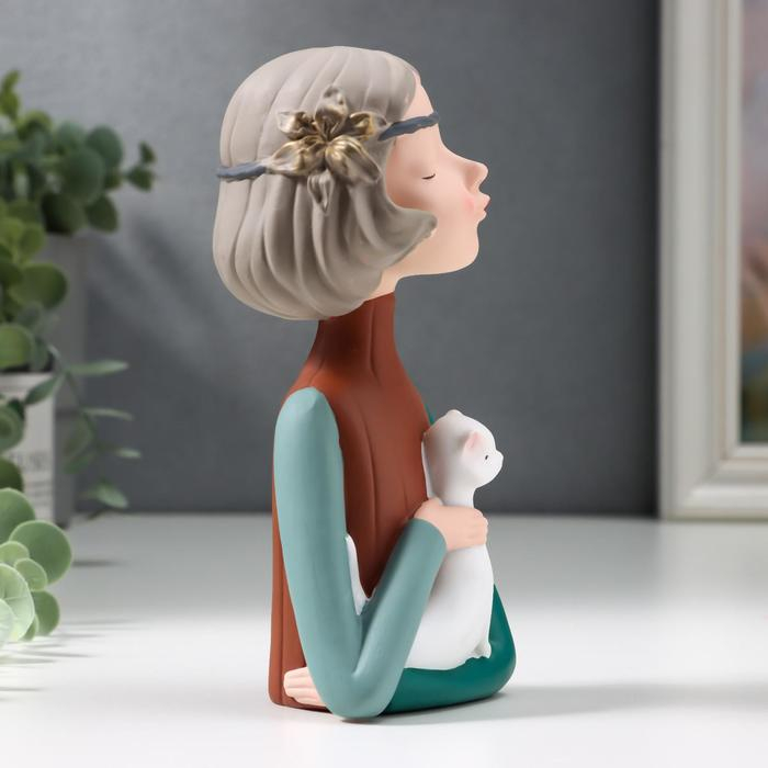 Сувенир полистоун Сувенир полистоун "Малышка с каре, губки трубочкой, с котом-рыбой" 15,5х6х7 см