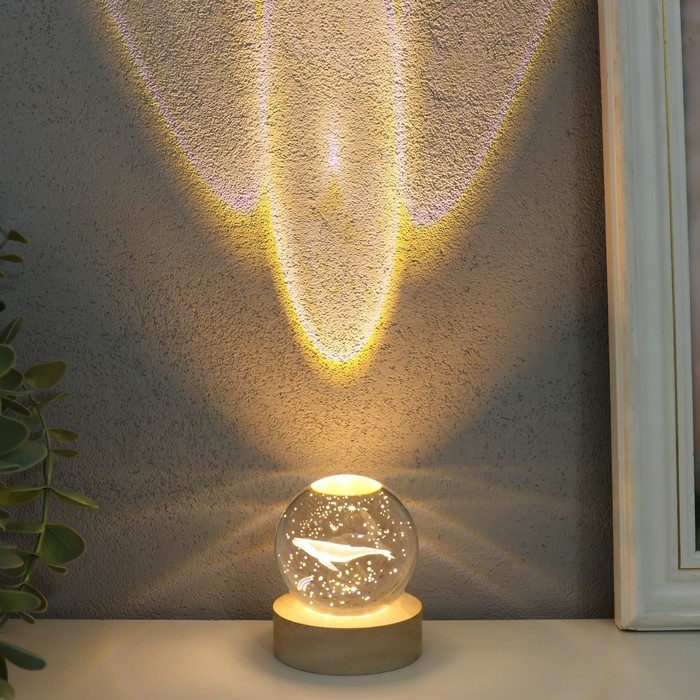 Сувенир стекло подсветка Сувенир стекло подсветка "Кит" d=6 см подставка дерево, USB 6,5х6,5х7,5 см