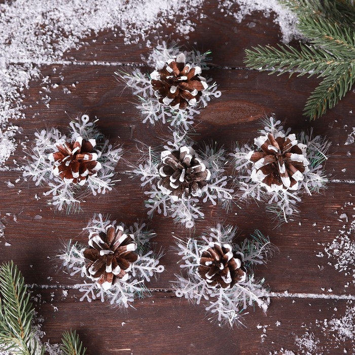 Декоративное украшение &laquo;Шишка со снежинкой&raquo; 1 шт.