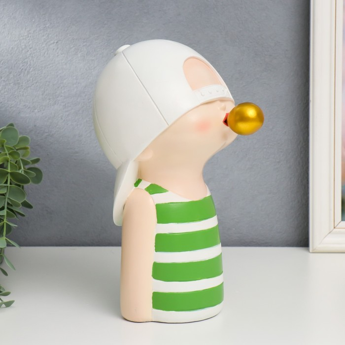 Сувенир полистоун Сувенир полистоун "Малыш в белой бейсболке, с золотым пузырём" зелёная полоска 26х15х18 см