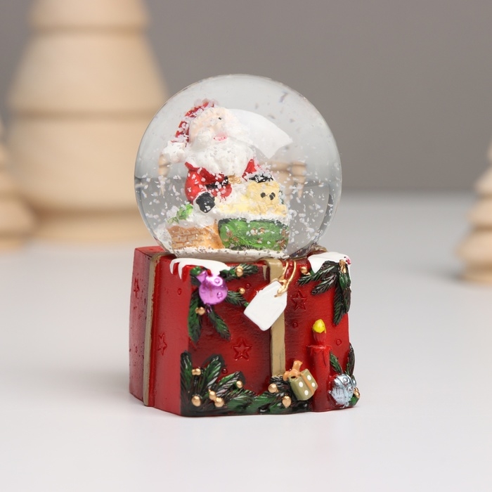 Сувенир полистоун водяной шар свет Сувенир полистоун водяной шар свет "Дед Мороз со списком подарков" МИКС 4,7х4,5х7 см