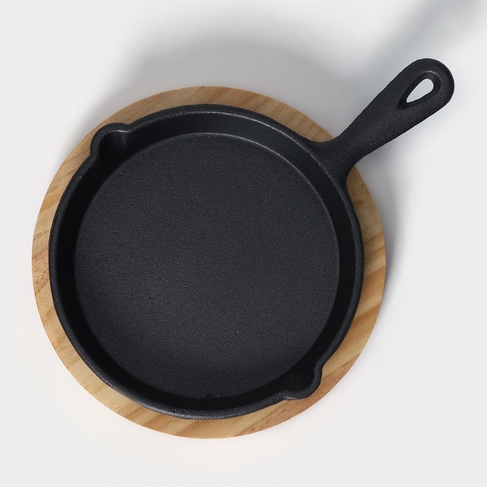 Сковорода чугунная &laquo;Авиньон&raquo;, 21,5&times;15,5&times;2,5 см, с 2 сливами, на деревянной подставке