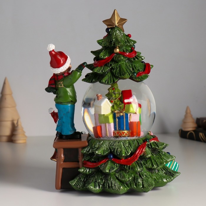 Сувенир полистоун водяной шар музыка, свет Сувенир полистоун водяной шар музыка, свет "Мальчик наряжает ёлку" d=10 см 18х16х23 см
