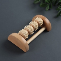Массажёр для ног &laquo;Ножное счастье&raquo;, 14,5 &times; 8,5 &times; 5 см, 4 колеса с шипами, деревянный, цвет бежевый